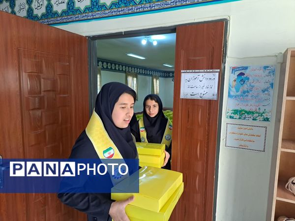 اهدای ۶۰۰ پک لوازم التحریر برای دانش‌آموزان کم برخوردار