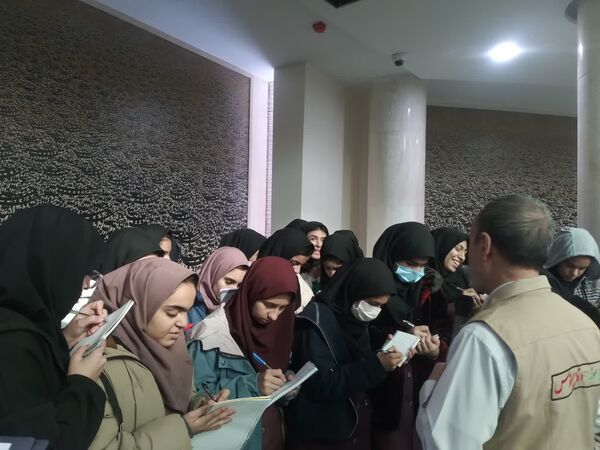 بازدید دانش‌آموزان پایه نهم دبیرستان دخترانه ابویی‌نژاد از موزه دفاع مقدس
