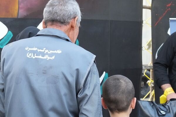 از نگاه معصوم کودک تا اشک پیرمرد؛ روایت عاشقی در موکب «عشاق‌الحسین»