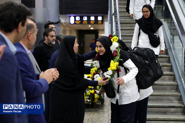 بازگشت طلایی‌پوشان بلندقامت دانش‌آموز ایران با کاپ قهرمانی