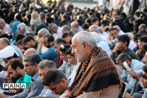 طنین نماز عید قربان در بقعه متبرک امامزاده شاه قطب‌الدین حیدر (ع) رودان