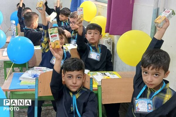آغاز فصل دانایی؛ لبخند کلاس‌اولی‌ها در جشن شکوفه‌ها