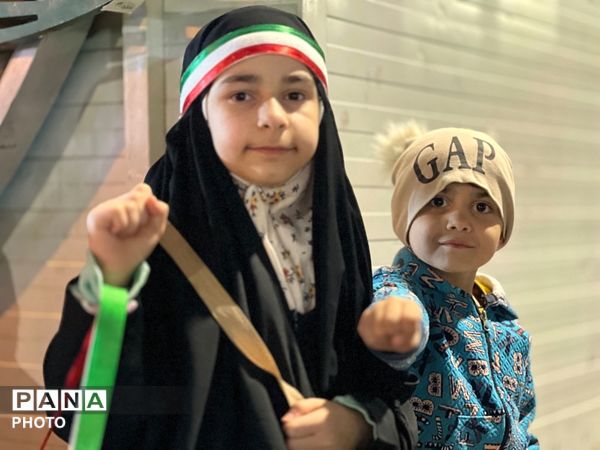 حضور کودکان در اجتماعات که میدان را خالی نمی کنند