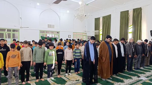  اقامه نماز جماعت و بازدید صمیمی از اعتکاف پسران در خلیل آباد