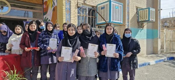 تجلیل از دانش آموزان برتر دبیرستان تاجیک بهارستان‌۲