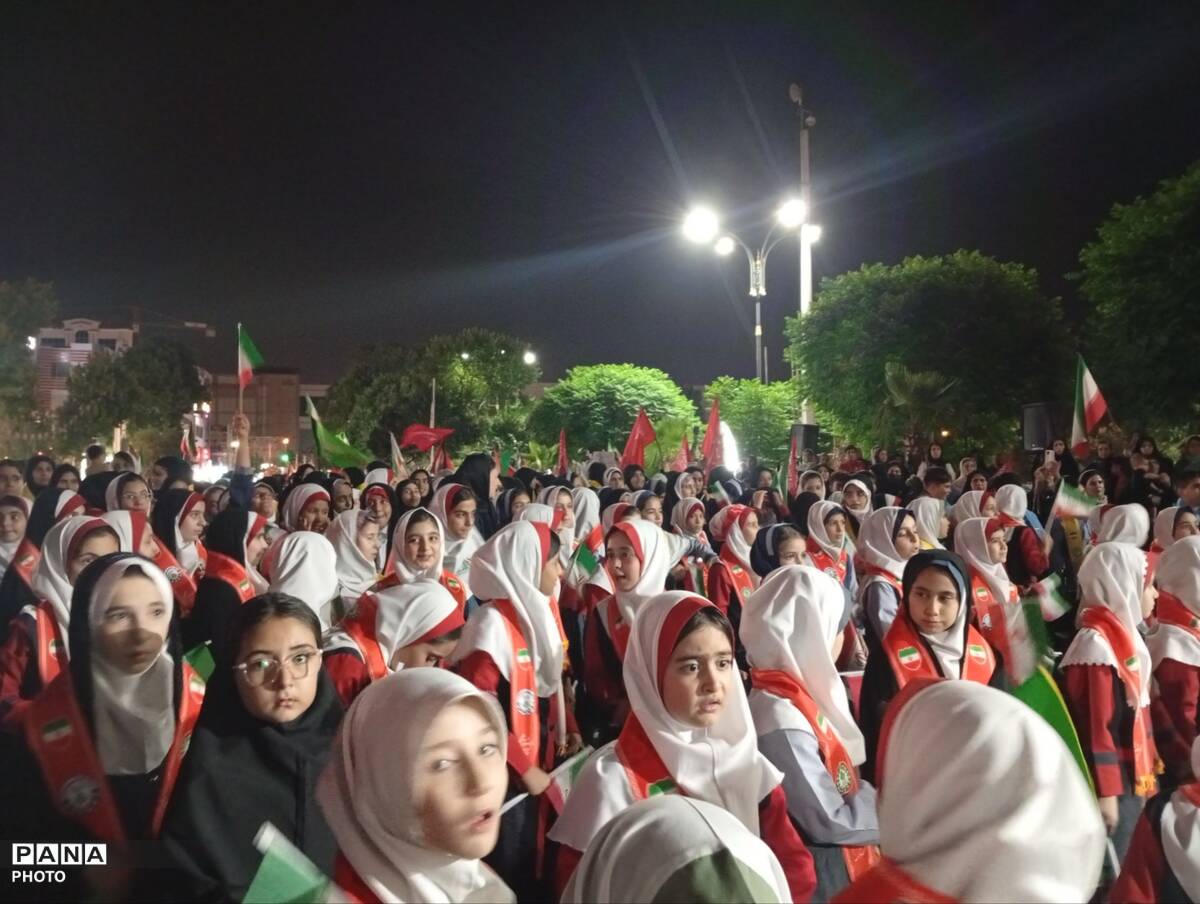 هم‌نوایی دانش‌آموزان پیشتاز ساوجبلاغ در تجمعات شبانه