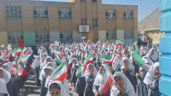 یک پرچم، یک نقشه، یک صدا: همبستگی و عشق به وطن در مدرسه پروین اعتصامی شازند