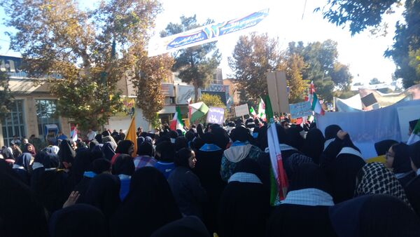حضور پرشور دانش‌آموزان در راهپیمایی روز ۱۳ آبان