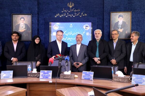 تجلیل از دانش آموزان افتخارآفرین خراسان رضوی در کنکور سراسری و مدال آور در المپیادهای علمی جهانی