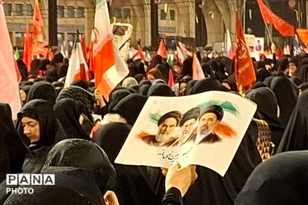 وداع مردم آکنده از اشک و دلتنگی؛با رهبر شهید و خانواده‌اش در مصلی 