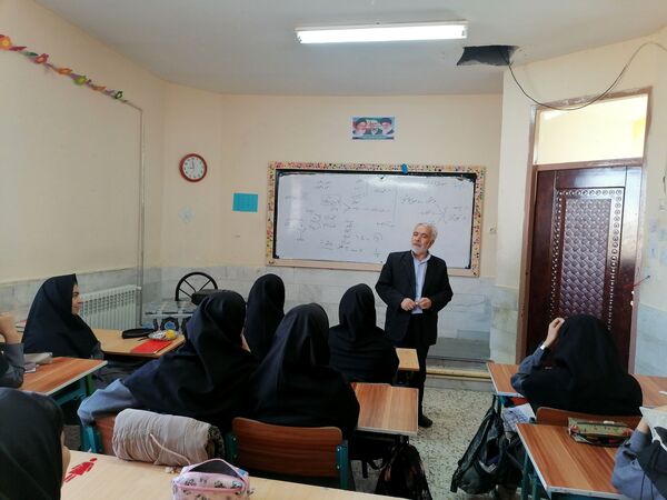 جلسه جهاد اسلامی حجاب و عفاف دختران در دبیرستان حاج مهدی روحانی شهرستان خلیل آباد 