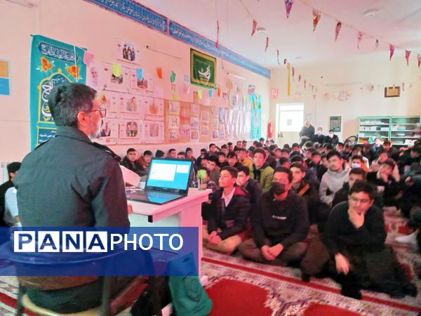 کارگاه آموزشی پیشگیری از آسیب‌های فضای مجازی در دبیرستان رجایی