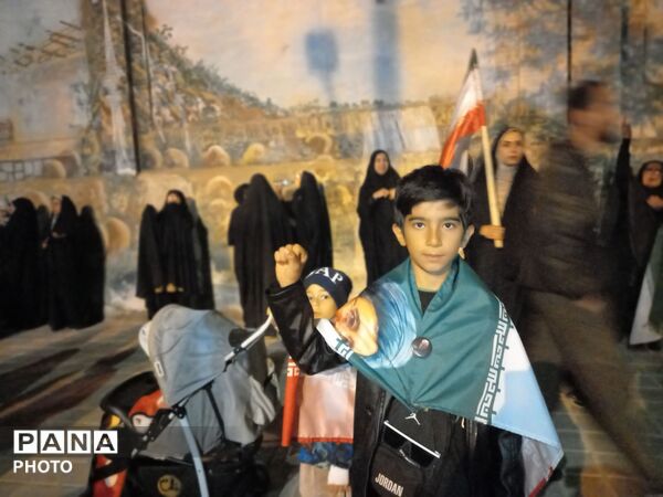 مردم تویسرکان در تجمع شبانه بر استمرار همراهی با انقلاب تأکید کردند