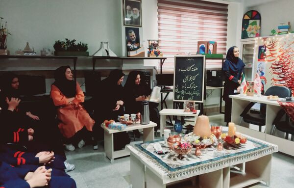 نشست ادبی دانش‌آموزان در کافه کتاب آموزشگاه هیات امنایی فرزانگان