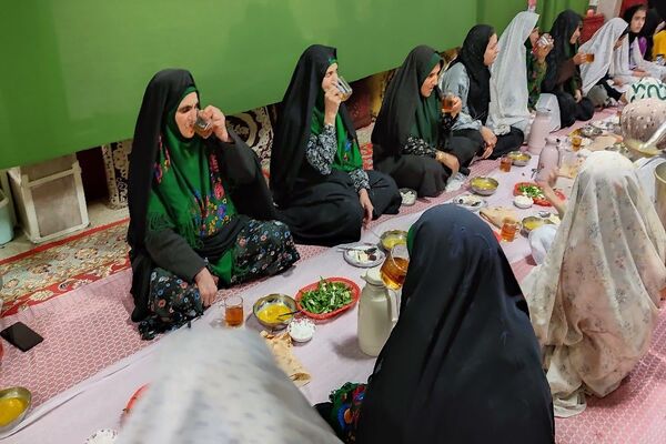 اعتکاف دانش‌آموزی در مسجد جامع شهر بار نیشابور 