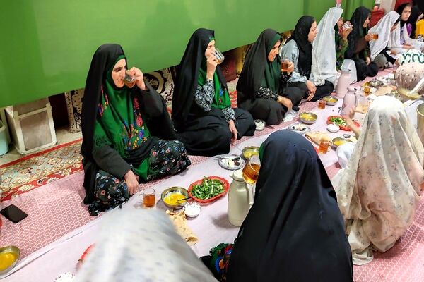 اعتکاف دانش‌آموزی در مسجد جامع شهر بار نیشابور 