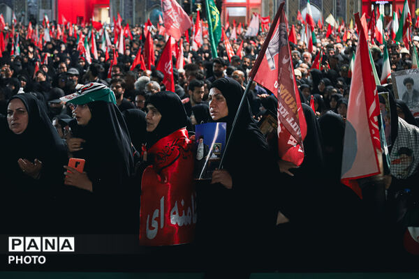 اقامه نماز بر پیکر مطهر رهبر شهید انقلاب در حرم مطهر رضوی-۲