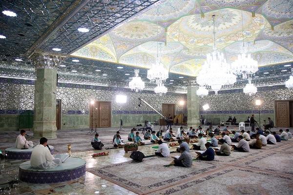 ترتیل خوانی دانش‌آموزان در حرم حضرت معصومه(س)