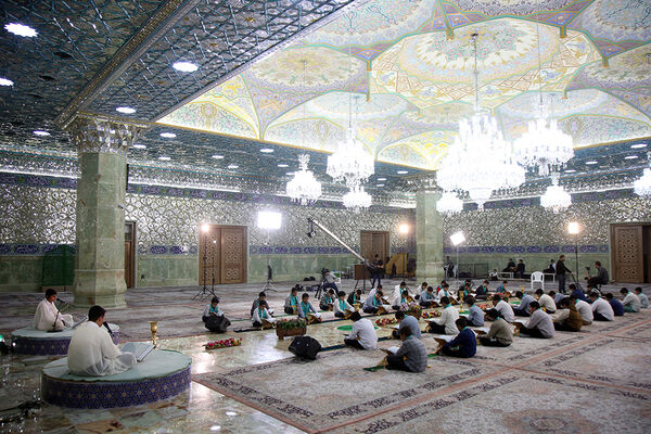 ترتیل خوانی دانش‌آموزان در حرم حضرت معصومه(س)
