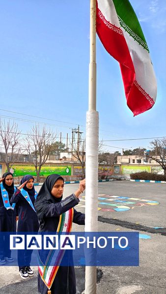 نواختن زنگ انقلاب در دبیرستان نمونه ایمان