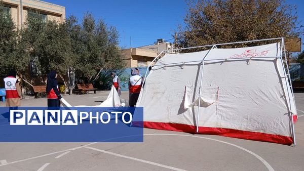 آموزش کمک‌های اولیه مانور زلزله به دانش‌آموزان دبیرستان شهید دهقان