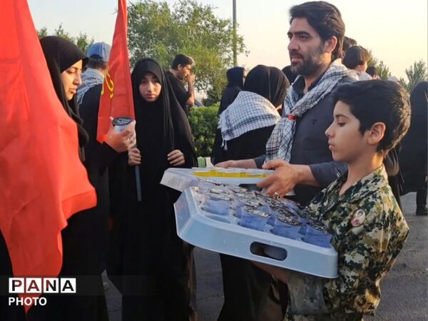 چشم‌های گریان نوجوانان در سوگ پدر امت