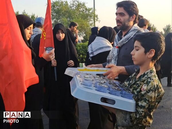 چشم‌های گریان نوجوانان در سوگ پدر امت