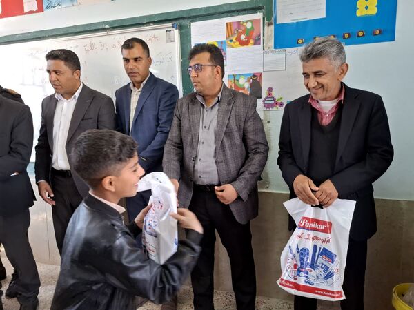اهدای بیش از ۷۰ بسته لوازم التحریر ایرانی به دانش آموزان 