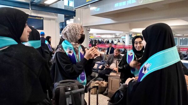 بدرقه دختران دانش آموز از ایستگاه پروازی مشهد به سوی سرزمین وحی