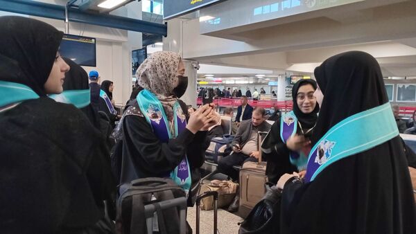 بدرقه دختران دانش آموز از ایستگاه پروازی مشهد به سوی سرزمین وحی