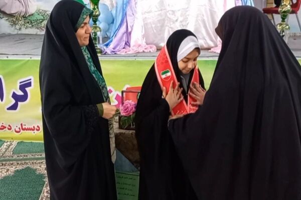 مراسم روز مادر و تحلیف پیشتازان در دبستان شهید سرافراز