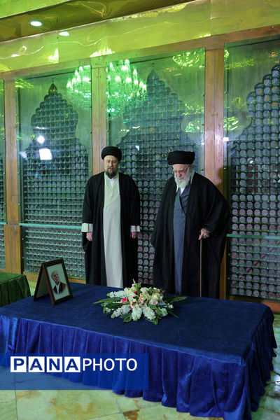 حضور رهبر معظم انقلاب در مرقد بنیانگذار جمهوری اسلامی ایران