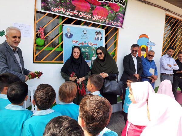 ورود شکوفه‌ها به مدارس در عباس آباد 