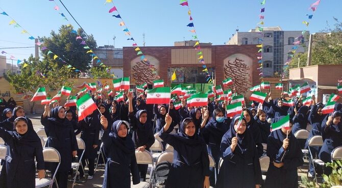 مراسم جشن جوانه‌ها در دبیرستان شهید احمدی روشن 