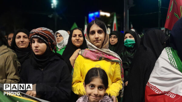 تمام مردم پای کار انقلابند