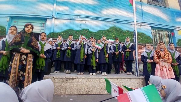 بزرگداشت روز ۲۲ بهمن  در دبستان میثاق 