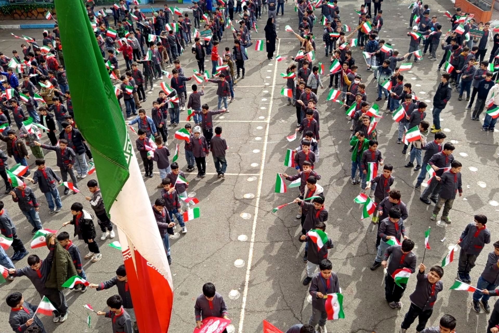 جشن پیروزی انقلاب اسلامی در مدارس رباط‌کریم