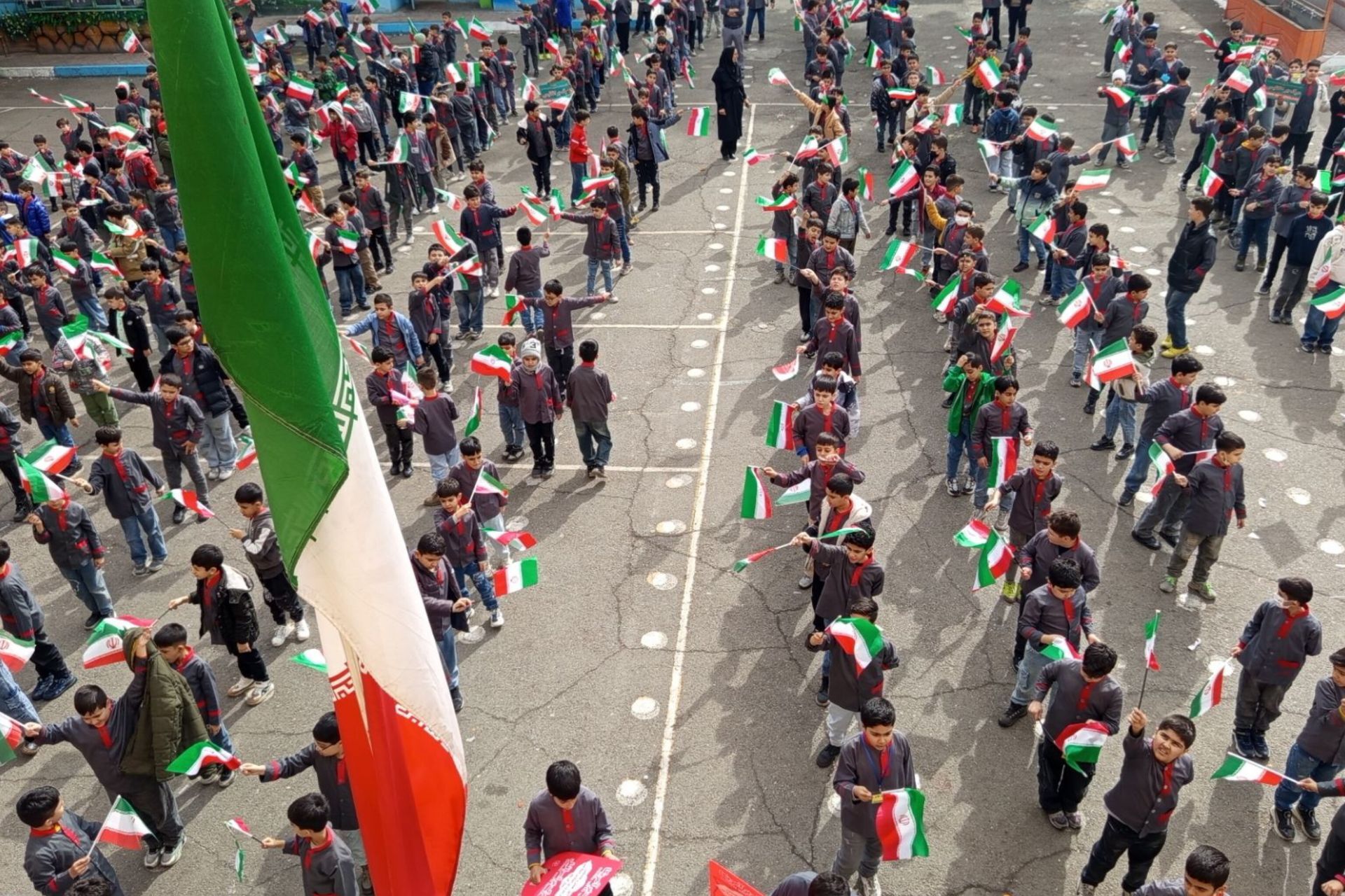 جشن پیروزی انقلاب اسلامی در مدارس رباط‌کریم