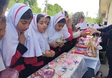 برگزاری نمایشگاه فروش محصولات خانگی در دبستان دخترانه بعثت ۲ با هدف حمایت از هنر دانش آموزان