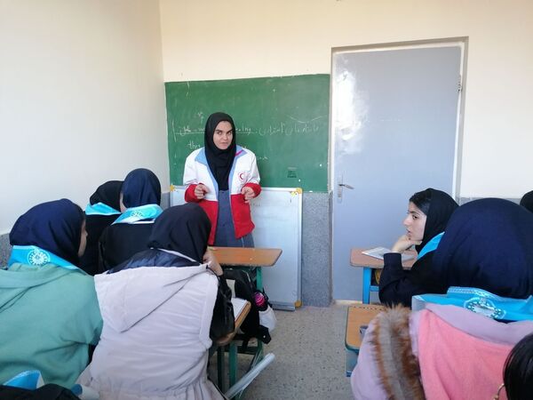 نواختن زنگ زلزله در دبیرستان کوشش شهرستان فاروج 