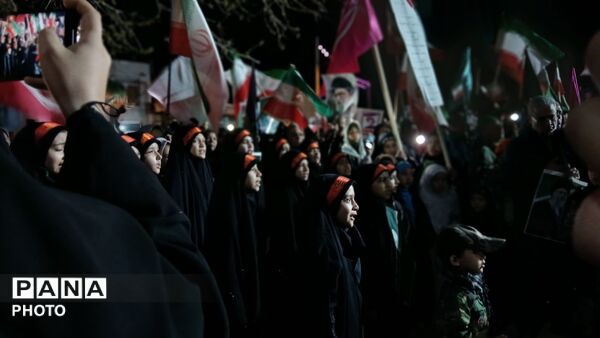 جلوه‌ای از حضور شبانه مردم صفی آباد در دوازدهم فروردین