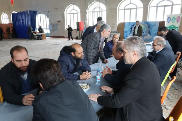 میزخدمت رایگان در مصلای محمدشهر برپا شد
