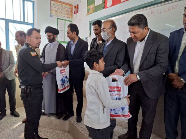 اهدای بیش از ۷۰ بسته لوازم التحریر ایرانی به دانش آموزان 