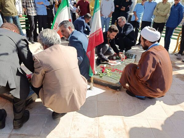 غبارروبی مزار شهدای گمنام دانشگاه آزاد اسلامی واحد کاشمر 