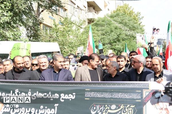 وداعِ تاریخی با «رهبر شهید ایران» از نگاه دوربین؛ تجلی بصیرت فرهنگیانِ «منطقه ۱۷» در مصلای تهران