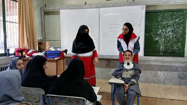 آموزش کمک‌های اولیه مانور زلزله به دانش‌آموزان دبیرستان شهید دهقان