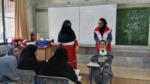 آموزش کمک‌های اولیه مانور زلزله به دانش‌آموزان دبیرستان شهید دهقان