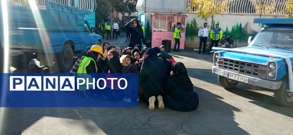 نواخته شدن بیست و ششمین زنگ نمادین استانی مانور زلزله در مدرسه شاهد ظهور آموزش و پرورش ناحیه یک