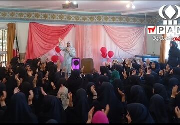 جشن بازگشایی مدارس در آموزشگاه دخترانه متوسطه‌اول معارف شهرکرد