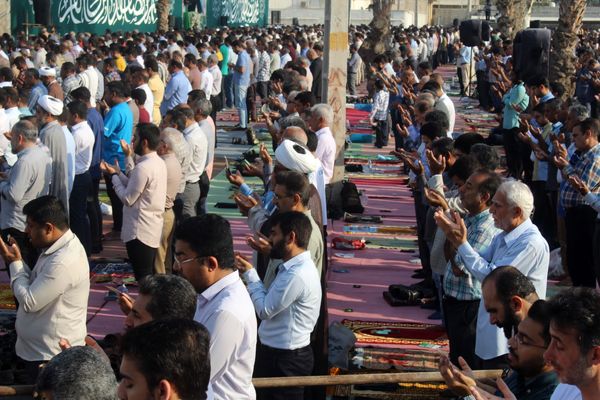 بندرعباسی‌ها توفیق یک ماه عبادت را در نماز عید فطر به شکرانه نشستند